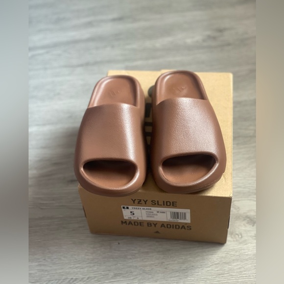 Yeezy Slides (Flax) NWT - Picture 8 of 13